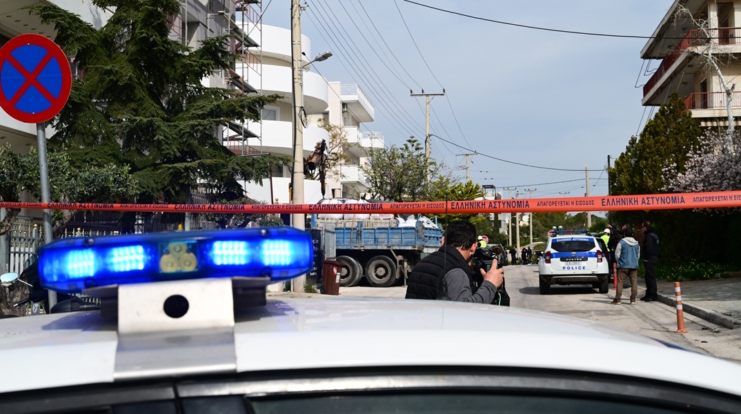 Βούλα: Γερανοφόρο όχημα ακούμπησε σε ηλεκτροφόρα καλώδια - Οι πρώτες πληροφορίες