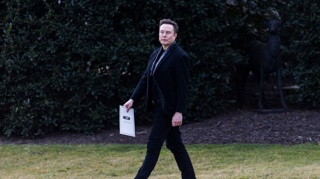 Ο Έλον Μασκ παγώνει τώρα και προσλήψεις στη ΝΑΤΟϊκή βάση στην Ιταλία