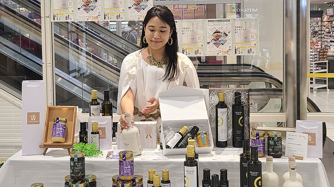 Η Κική Κόδα από την Ιαπωνία ζει στην Ελλάδα και πουλάει ελαιόλαδο και μέλι στη χώρα της