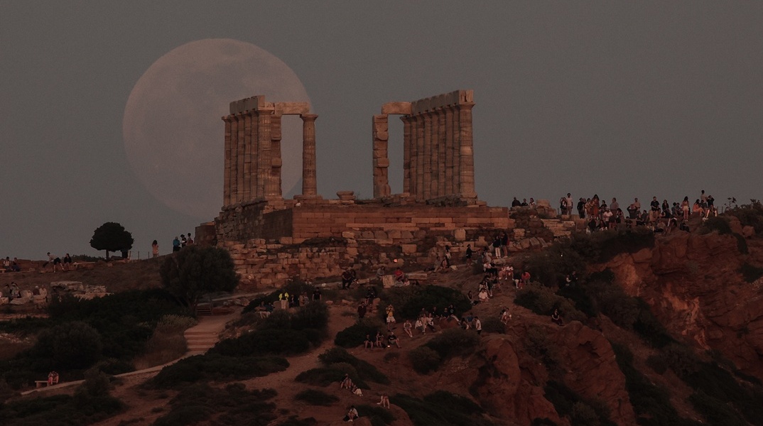 Ματωμένο φεγγάρι στο Σούνιο