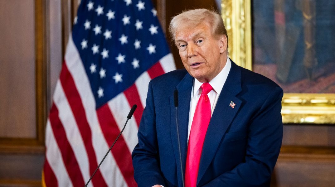 Ο Τραμπ απειλεί την Ευρώπη με δασμούς 200% σε όλα τα κρασιά και τα αλκοολούχα ποτά 