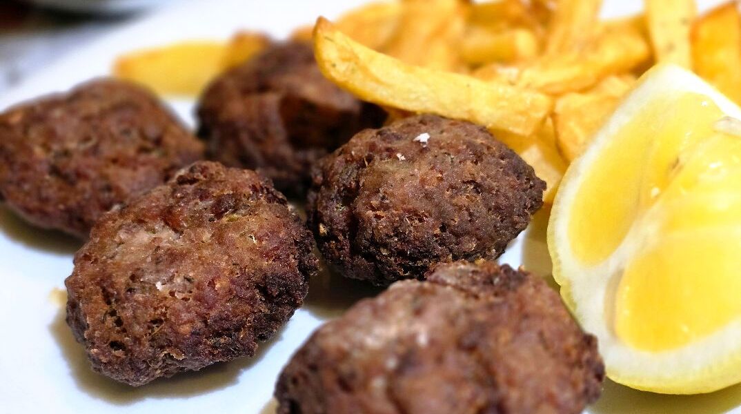 Ο κεφτές του Κατσόγιαννου στη Δραπετσώνα είναι κάτι σαν αστικός μύθος