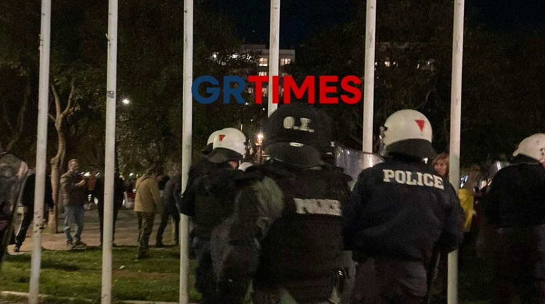 Θεσσαλονίκη: Ένταση και προσαγωγές σε διαμαρτυρία κατά παράστασης του Χρ. Ζαραλίκου