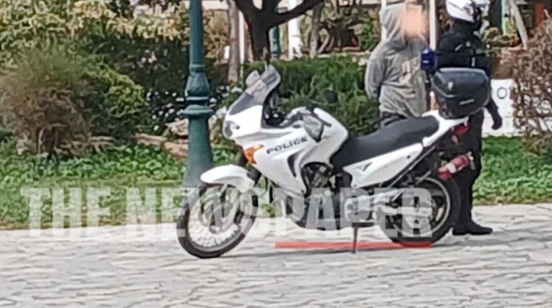 Βόλος: Χειροπέδες σε νεαρό επιδειξία - Καταγγελίες ότι κυνήγησε γυναίκες - Τι ερευνούν οι Αρχές