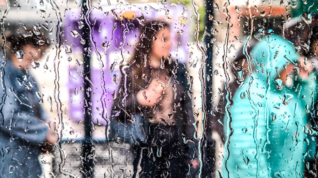 Καιρός: Κατακόρυφη πτώση της θερμοκρασίας, βροχές και θυελλώδεις άνεμοι την Τετάρτη