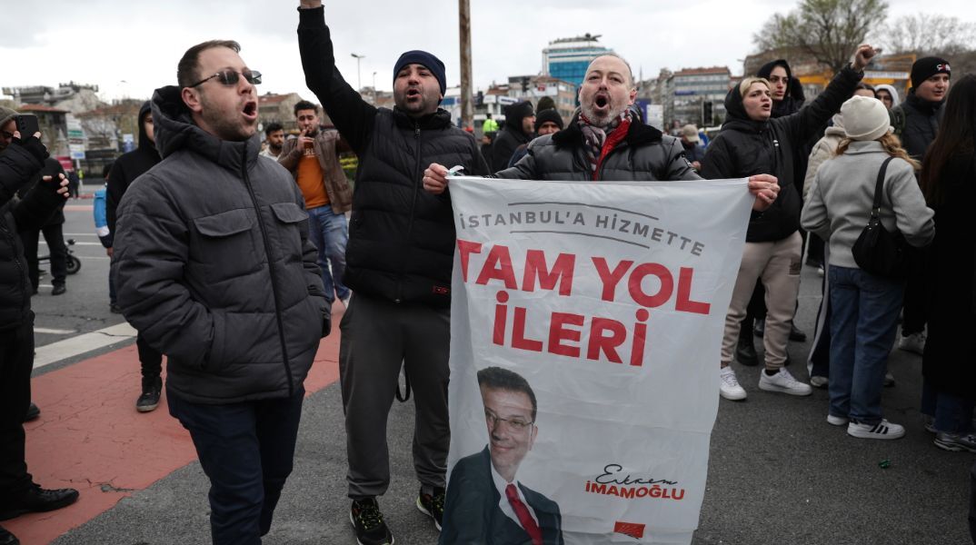 Σύλληψη Ιμάμογλου: Μεγάλη πορεία και επεισόδια στην Κωνσταντινούπολη 