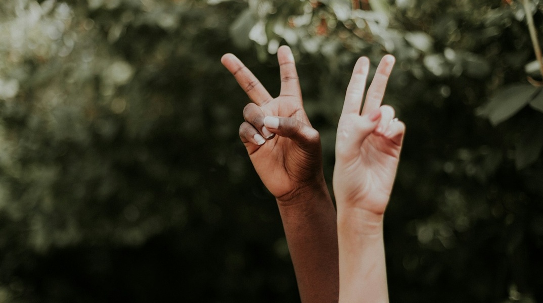 Χέρια που κάνουν το σύμβολο της ειρήνης
