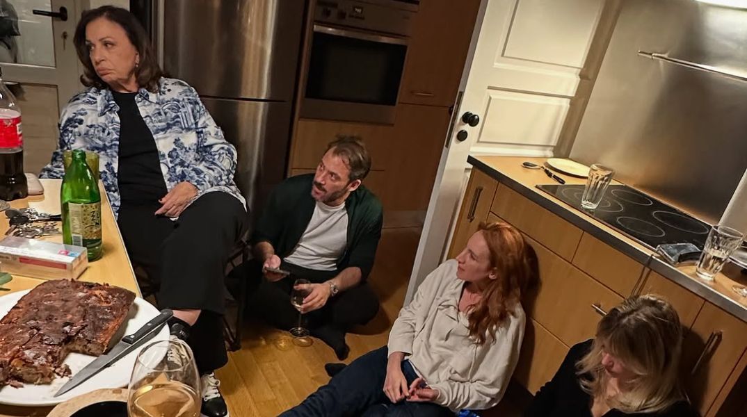 Maestro: Εικόνες από το reunion των ηθοποιών στο σπίτι του Παπακαλιάτη