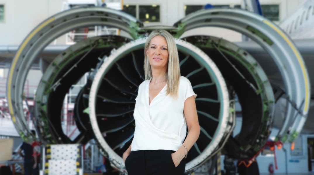 Η HR Director της ΑΕGEAN, Εμμανουέλα Καραμαλή , μπροστά απο ένα αεροπλάνο