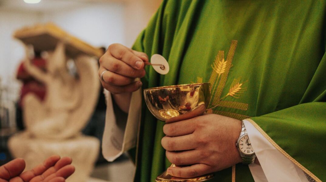 Θαύμα ή κάτι άλλο; Τα viral σημάδια σε όστια της Θείας Κοινωνίας σε εκκλησία της Ιντιάνα