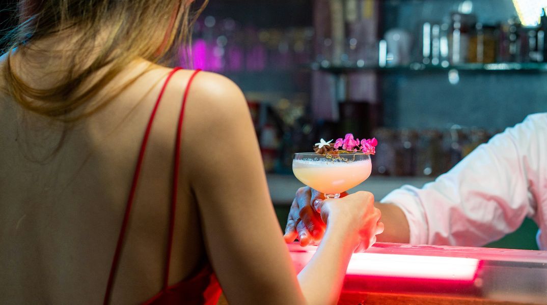 Διαχειριστές μπαρ ερευνώνται για σεξουαλική κακοποίηση 41 γυναικών στο Βέλγιο - Έριχναν ναρκωτικά στα ποτά των θυμάτων, σύμφωνα με τους εισαγγελείς 