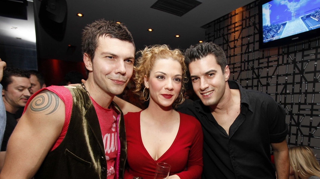 Η Βάσω Λασκαράκη με τους συμπρωταγωνιστές της στη σειρά Πολυκατοικία, Γιάννη Τσιμιτσέλη και Ιωάννη Παπαζήση