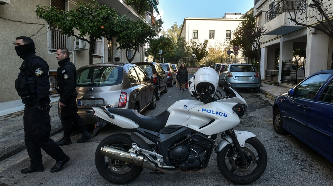 Αστυνομικοί και μηχανή της ΕΛΑΣ έξω από Αστυνομικό Τμήμα