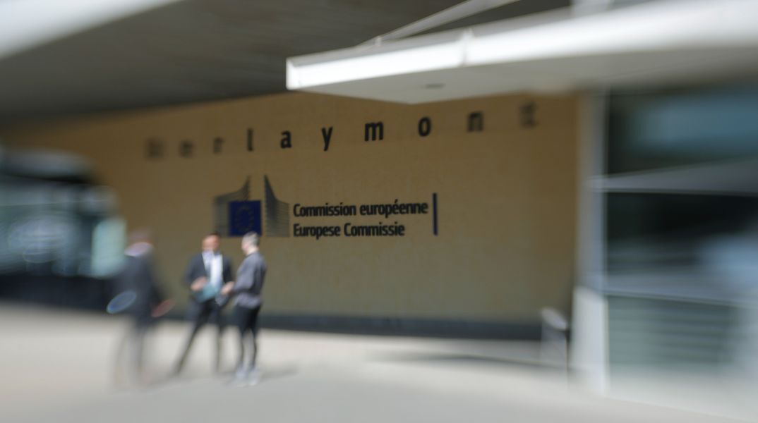 Η ΕΕ ετοιμάζεται να επιβάλει πρόστιμα σε Apple και Meta εν μέσω κλιμάκωσης του εμπορικού πολέμου - Αναμένονται αυτή την εβδομάδα.