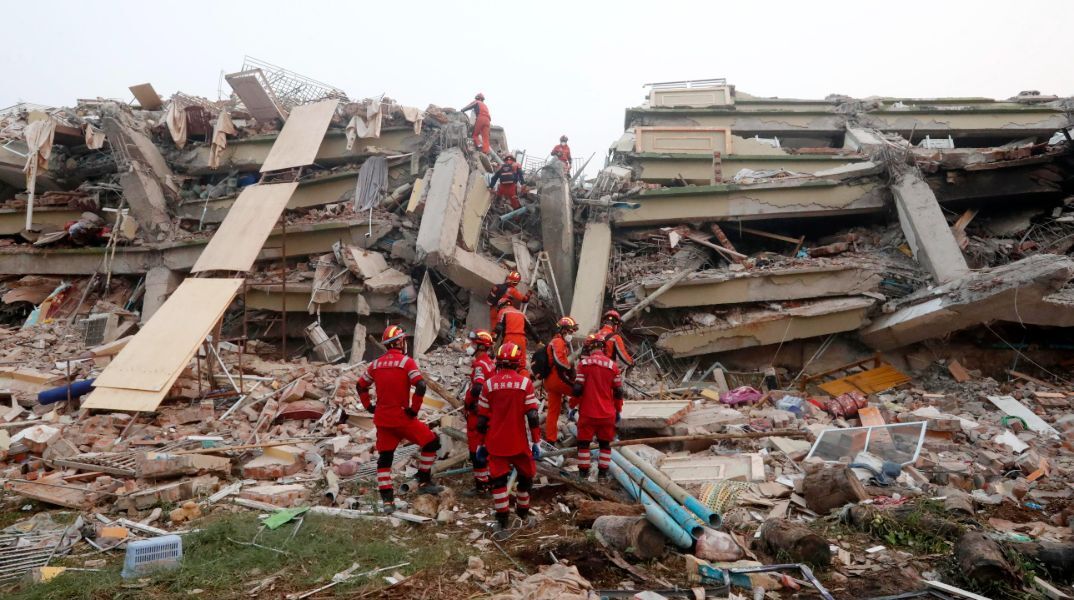 Μία εβδομάδα εθνικού πένθους στη Μιανμάρ - Μάχη με τον χρόνο, τη ζέστη και τους βομβαρδισμούς