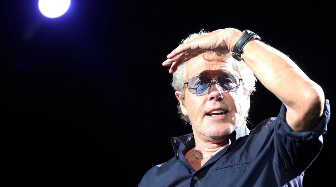 Ο τραγουδιστής των The Who Ρότζερ Ντάλτρι αποκαλύπτει στους θαυμαστές του ότι τυφλώνεται κατά τη διάρκεια ζωντανής εμφάνισης. 