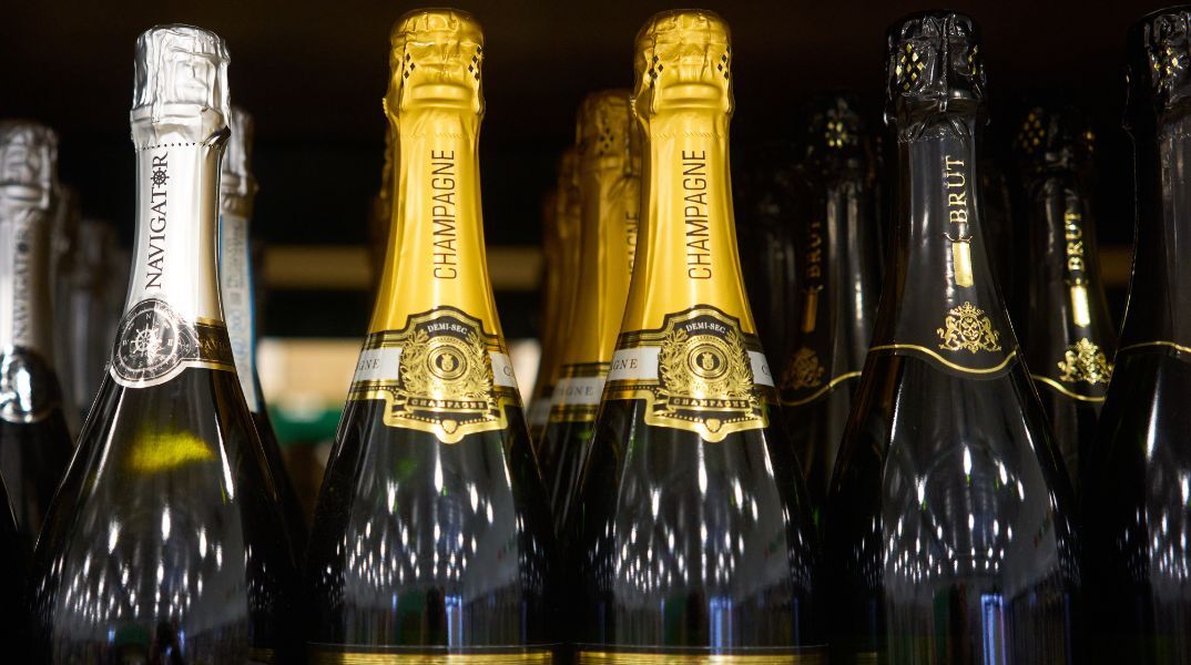 Η πλειοψηφία των Ευρωπαίων υποστηρίζει αντίποινα με δασμούς κατά των ΗΠΑ, σύμφωνα με δημοσκόπηση - Η απάντηση της ΕΕ στα σχέδια Τραμπ