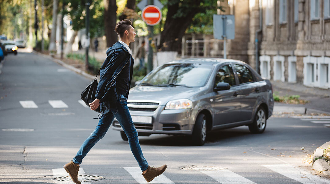 Παρατηρώντας έναν άνθρωπο, πεζό και οδηγό