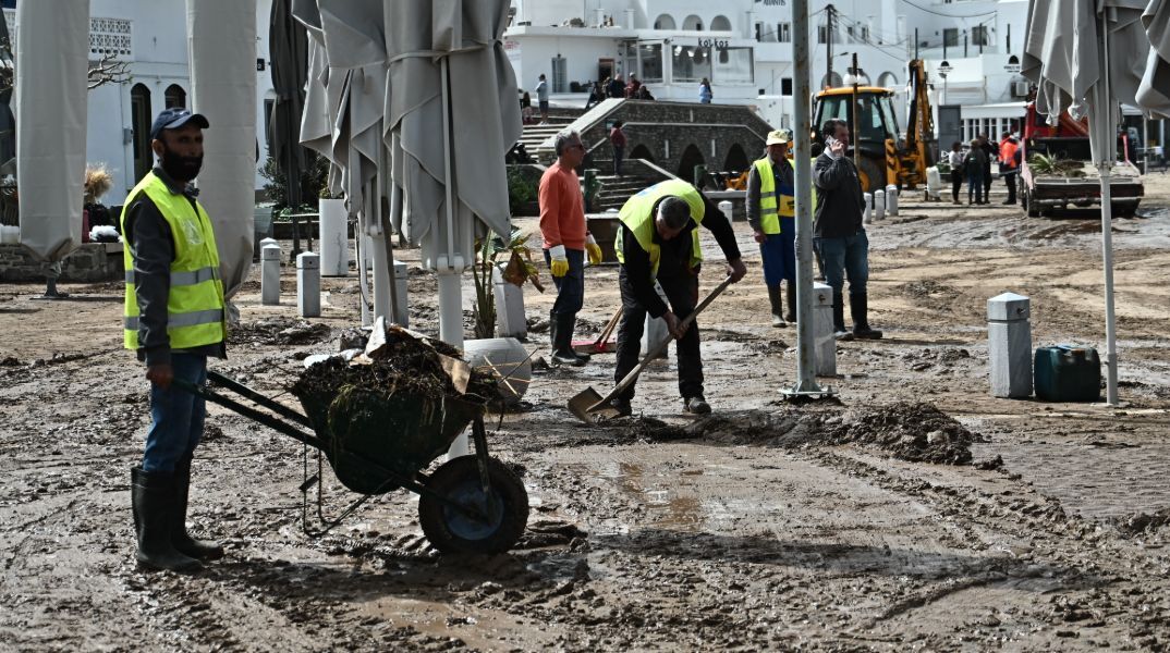 Γιατί η κακοκαιρία έπληξε τόσο σφοδρά την Πάρο - Βούλιαξε στη λάσπη το νησί