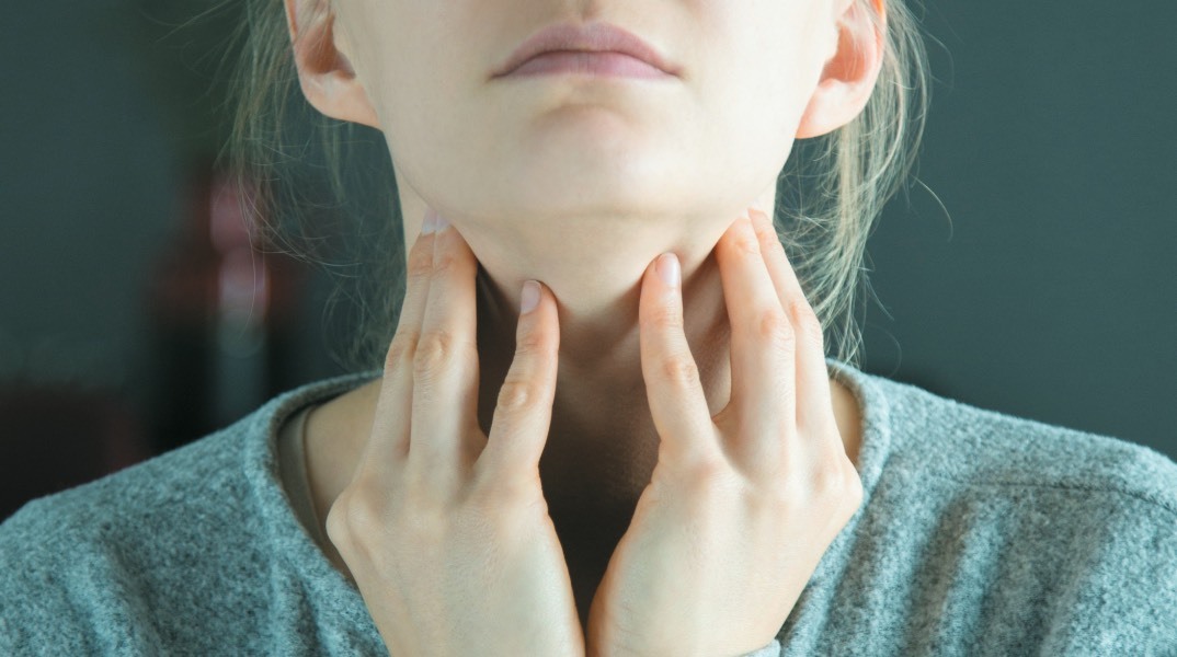 Κοπέλα που νιώθει πόνο στον λαιμό 