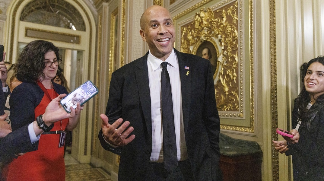 Ο Κόρι Μπούκερ σε δηλώσεις του σε δημοσιογράφους μετά τη μαραθώνια ομιλία στη Γερουσία