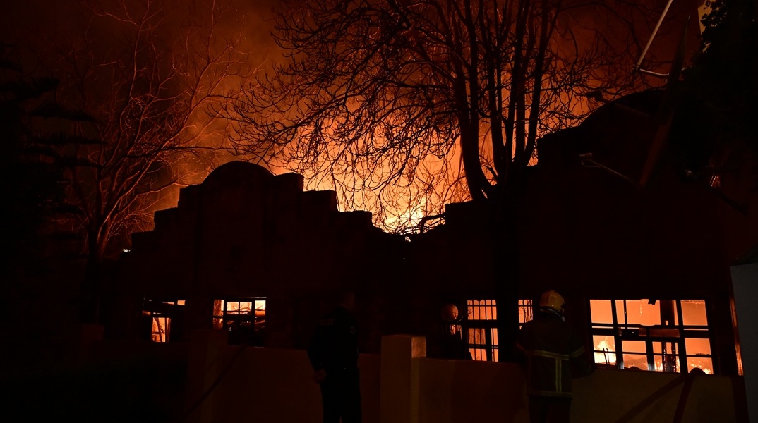 Ο Δήμος Αθηναίων για τη φωτιά στο κτίριο της Εριουργίας στα Άνω Πατήσια