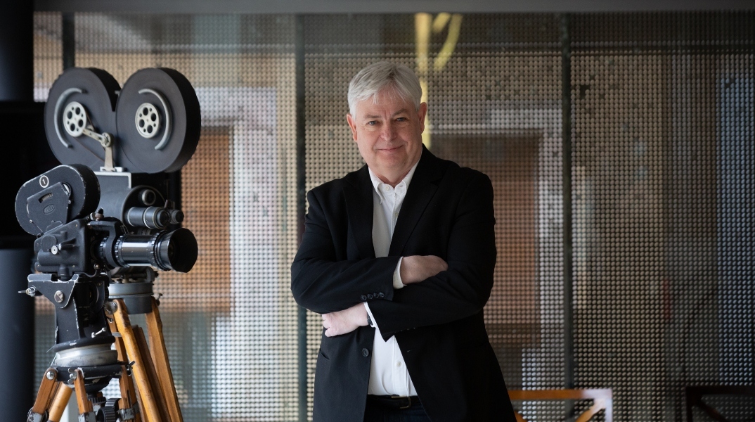 Διαβάζοντας το βιβλίο «Απόδειξη της αθωότητάς μου» του Τζόναθαν Κόου, που κυκλοφορεί από τις εκδόσεις Πόλις, σε μετάφραση της Άλκηστις Τριμπέρη.