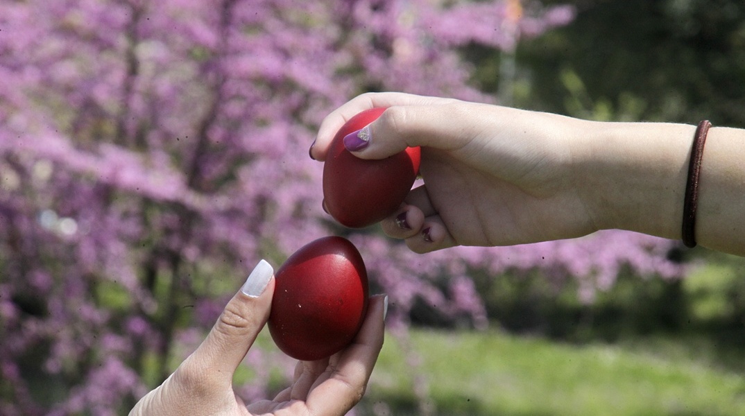 Γυναίκες τσουγκρίζουν τα κόκκινα αυγά τους