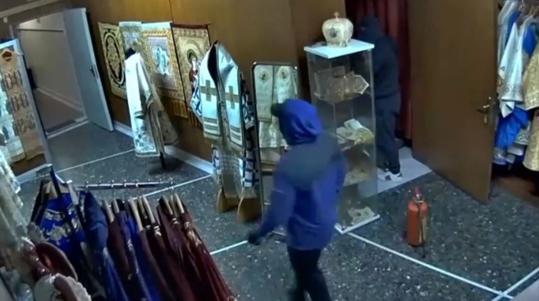 Θεσσαλονίκη: Η στιγμή που διαρρήκτες εισβάλλουν σε βιοτεχνία με εκκλησιαστικά ενδύματα - Το βίντεο που είδε το φως της δημοσιότητας