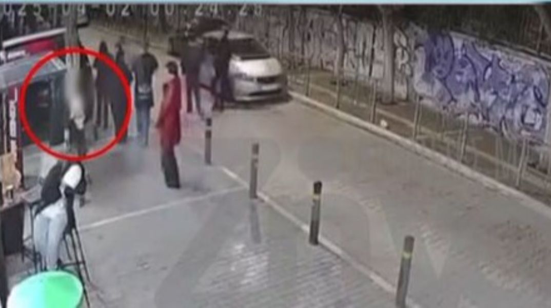 Γκάζι: Βίντεο ντοκουμέντο από τη στιγμή που άγνωστη σβήνει τσιγάρο πάνω σε εργαζόμενη