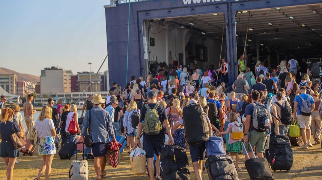 Ταξιδιώτες ετοιμάζονται για επιβίβαση σε πλοίο