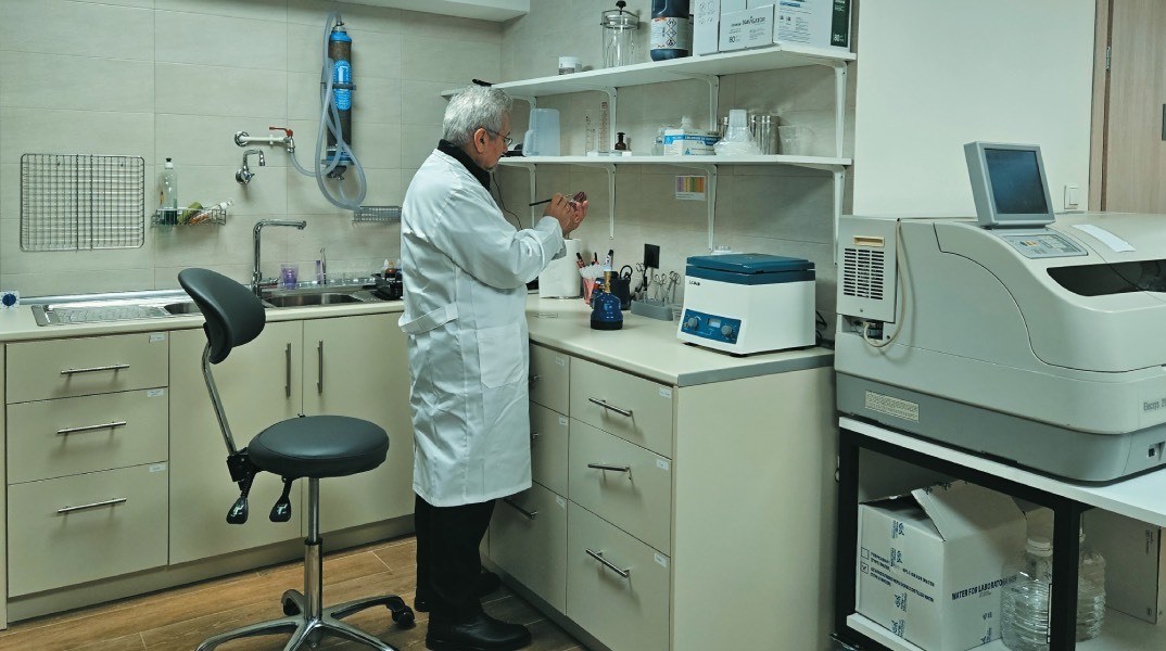 Φωτογραφία από το μικροβιολογικό εργαστήριο 