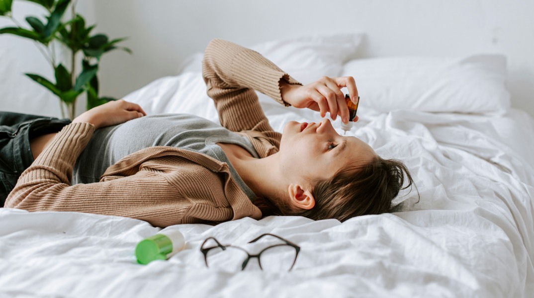 Κοπέλα που βάζει σταγόνες στα μάτια