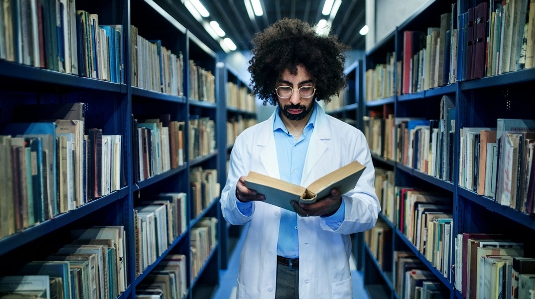 Ερευνητής μέσα σε βιβλιοθήκη