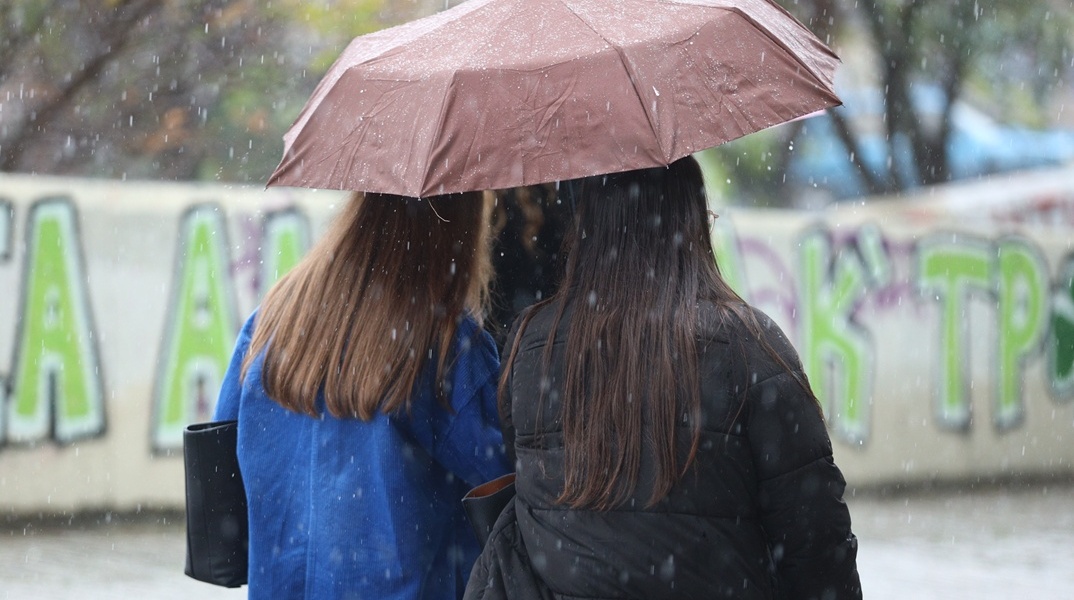 Πολίτες με ομπρέλες ανά χείρας