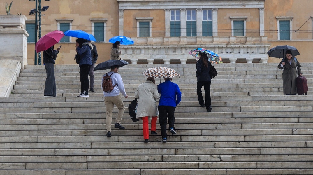 Πολίτες με ομπρέλες στο Σύνταγμα 