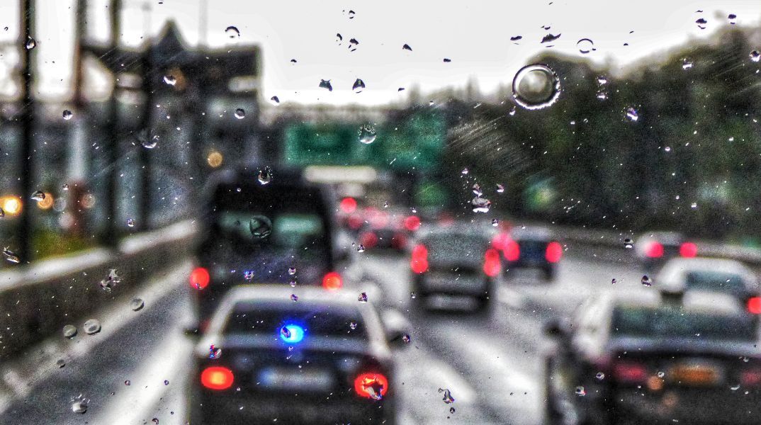 Κίνηση τώρα: Σοβαρά κυκλοφοριακά προβλήματα καταγράφονται στους περισσότερους κεντρικούς οδικούς άξονες του λεκανοπεδίου της Αττικής