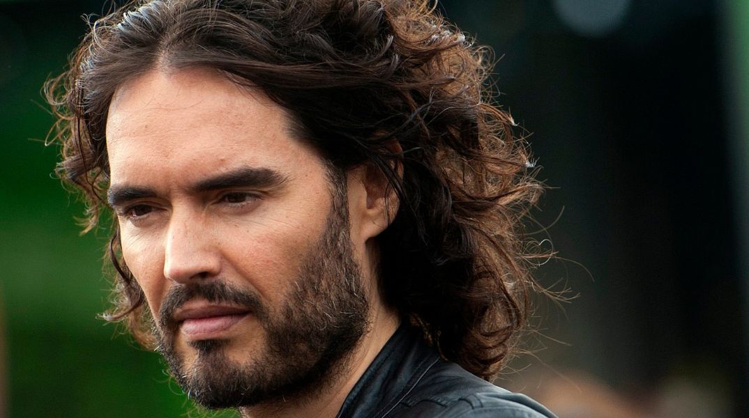 Βρετανία: Κατηγορίες για βιασμό και σεξουαλικές επιθέσεις κατά του κωμικού Ράσελ Μπραντ ανακοίνωσε η Μητροπολιτική Αστυνομία