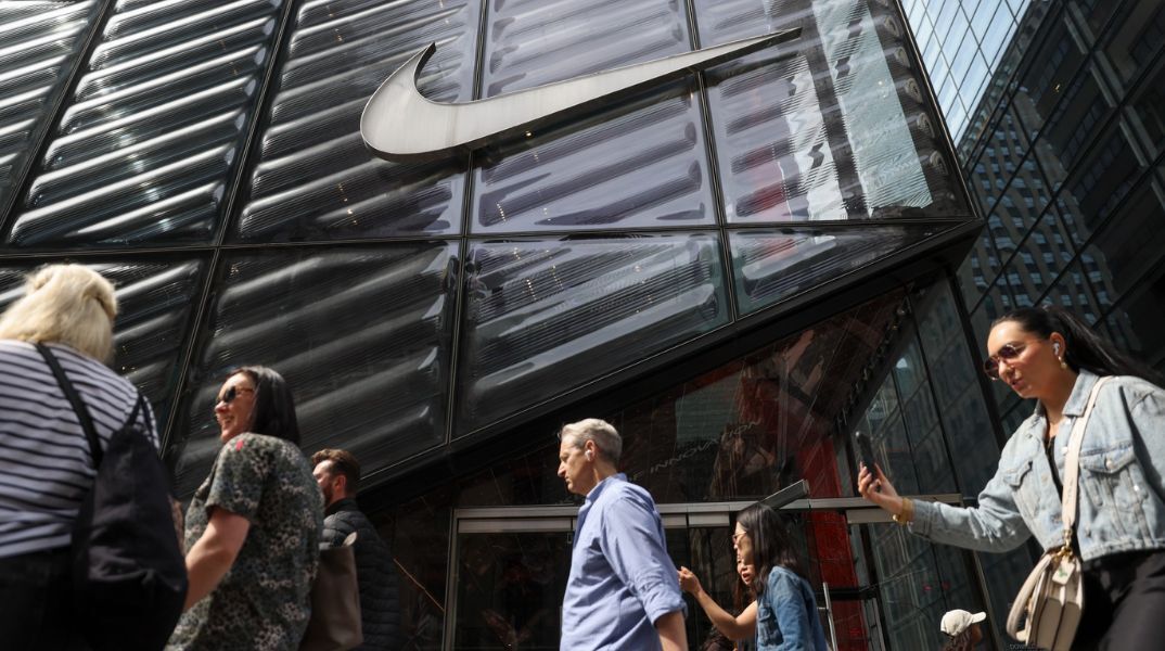 Από τη Nike στην Apple: Ποιες αμερικανικές εταιρείες κινδυνεύουν περισσότερο από τους δασμούς Τραμπ και τι διακυβεύεται για το παγκόσμιο εμπόριο