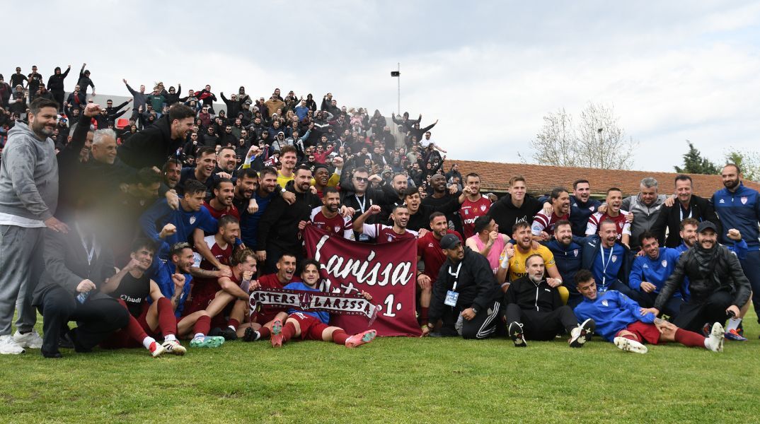 Λάρισα: Τρέλα για την επιστροφή στη Super League - Σκαρφαλωμένοι στα κάγκελα παίχτες και επιτελείο μαζί με τους φιλάθλους του ιστορικού συλλόγου