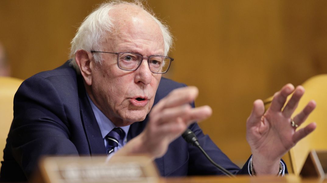 ΗΠΑ: Ο γερουσιαστής Μπέρνι Σάντερς κατηγορεί μεγάλα δικηγορικά γραφεία για «δειλία» επειδή υπέκυψαν στις πιέσεις του Ντόναλντ Τραμπ για οικονομικά οφέλη.