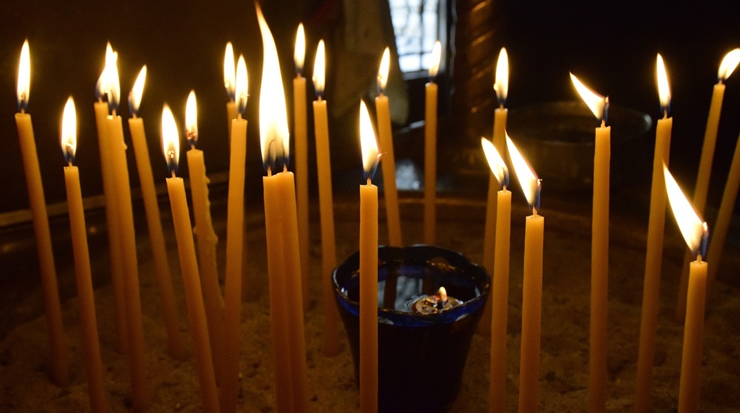 Κεριά σε μανουάλι εκκλησίας