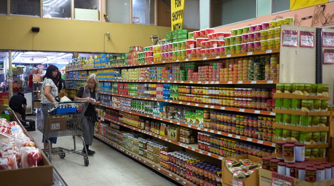 Φόβος και ανασφάλεια ωθούν τους πολίτες σε αγορές πανικού, θυμίζοντας τις πρώτες μέρες της πανδημίας