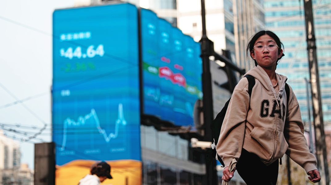 Explainer: Οι δασμοί Τραμπ αυξάνουν το ρίσκο παγκόσμιας ύφεσης - Aναταράξεις σε αγορές, τράπεζες, εμπορεύματα - Oι προβλέψεις για ΗΠΑ, ΕΕ, Βρετανία