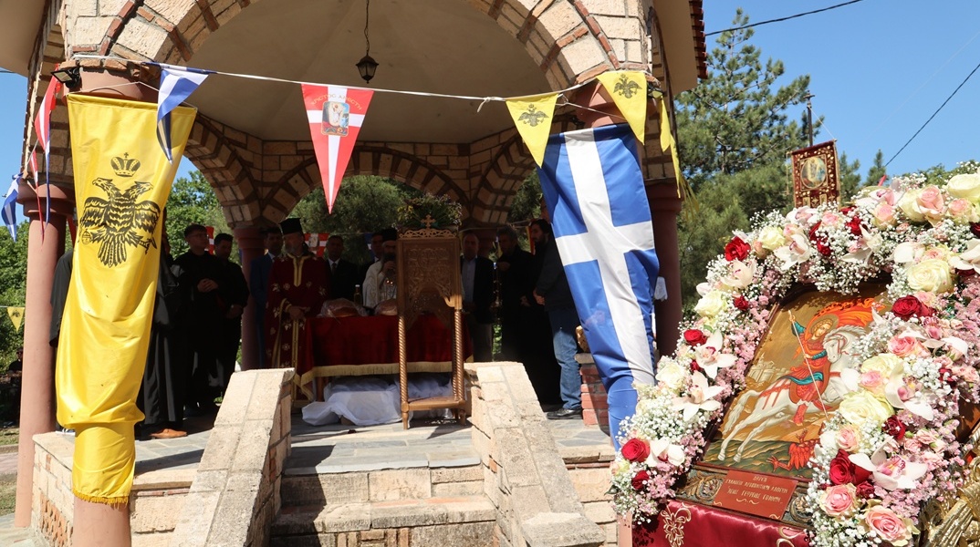 Εικόνα του Αγίου Γεωργίου έξω από εκκλησία στη Λάρισα