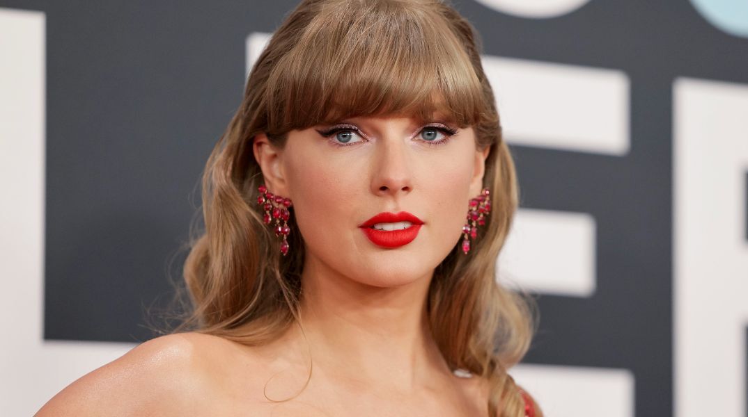 Η Τέιλορ Σουίφτ κατακτά την κορυφή των πωλήσεων βινυλίου με τρία άλμπουμ στο Top 4 της δεκαετίας, σύμφωνα με τα επίσημα στοιχεία.