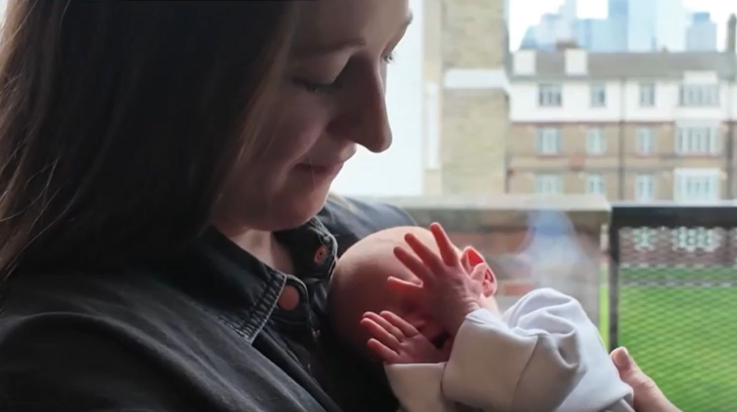 Ιατρική πρωτιά για τη Βρετανία: Η Γκρέις Ντέιβιντσον γέννησε την κόρη της, Έιμι, με μήτρα που της δώρισε η αδελφή της - Νέες προοπτικές για χιλιάδες γυναίκες