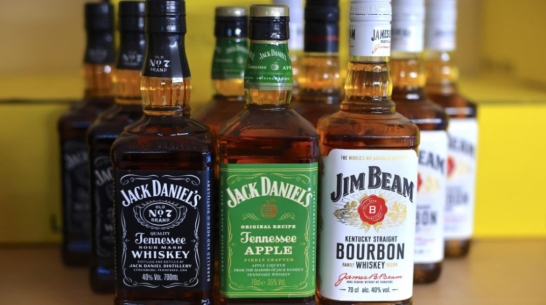 Η Ε.Ε. απέσυρε το μπέρμπον από τη λίστα αντιποίνων σε δασμούς στα αμερικανικά προϊόντα, μετά από πιέσεις Ιρλανδίας, Ιταλίας και Γαλλίας.