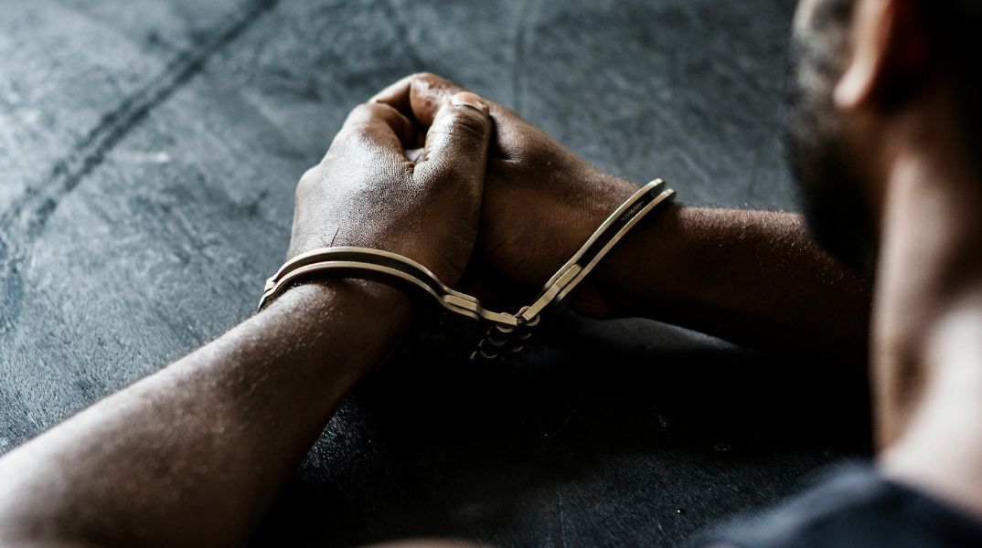 Το Ηνωμένο Βασίλειο αναπτύσσει εργαλείο «πρόβλεψης δολοφονιών» με αλγόριθμους και δεδομένα καταδικασμένων, προκαλώντας έντονες ανησυχίες.