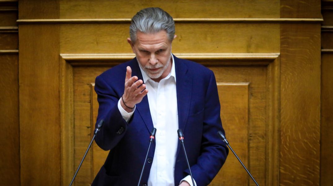Γερουλάνος: Διεθνώς βγήκαν τα πιστόλια κι η κυβέρνηση παίζει με σφεντόνες